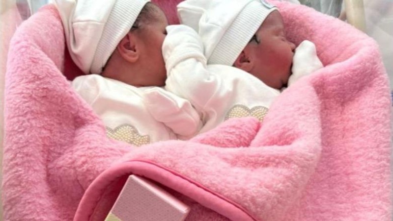 Pas 10 vite pritjeje, çifti bëhet prindër i dy vajzave binjake! Ardhja në jetë e vogëlusheve u bë falë trajtimit të fertilizimit in vitro në maternitetin “Koço Gliozheni”