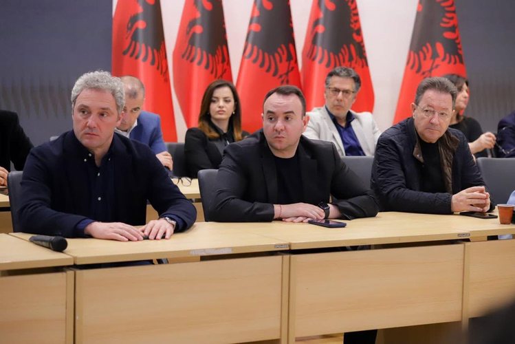 FOTOT/ Sa të paftyrë! Të shastisur, kokë ulur përballë “gjyshit” Berisha duke dëgjuar përrallat e tij si dikur KQ shokun Enver