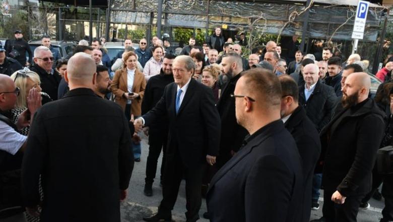 VIDEO/ Berisha në tmerr pafund! I trembur se nuk do mund të dali nga ajo derë, krijon kortezh ndarje para SPAK me deputetët e tij si në cermoni mortore