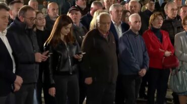 Pasi u paraqit si i pandehur për korrupsion Berisha merrret me korrupsionin “imagjinar” të Ballukut! Mban Foltoren përpara Kryeministrisë duke zëvëndësuar Lapajn