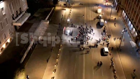 VIDEO/ Vetëm një grusht ithtarësh në tubimin e PD-së para Kryeministrisë! Berisha i pamundur, braktis “Foltoren” në dorë të Nokës