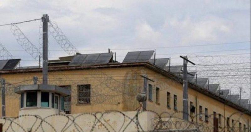Zbulohet shtëpi bari në Peqin, shpallet në kërkim drejtori i burgut të Rrogozhinës Zbulohet shtëpi bari në Peqin, shpallet në kërkim drejtori i burgut të Rrogozhinës