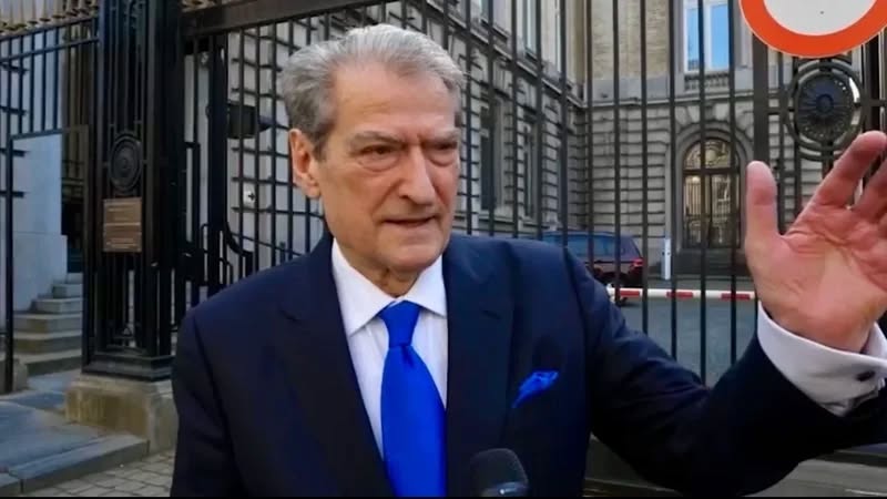 Një turist i çuditshëm! Berisha flet në trotuarin para parlamentit belg: Duam qeveri teknike Një turist i çuditshëm! Berisha flet në trotuarin para parlamentit belg: Duam qeveri teknike