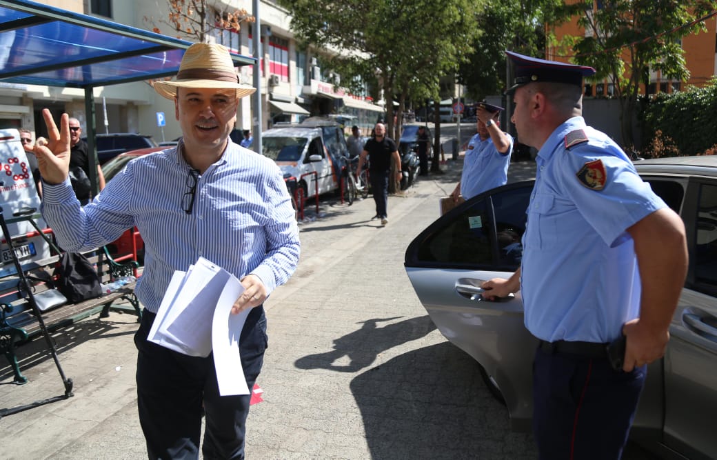 VIDEO/ Çmendet dhëndri i Sali Berishës: tamam siç ka bërë motra, edhe ai bërtet rrugëve të Tiranës! VIDEO/ Çmendet dhëndri i Sali Berishës: tamam siç ka bërë motra, edhe ai bërtet rrugëve të Tiranës!