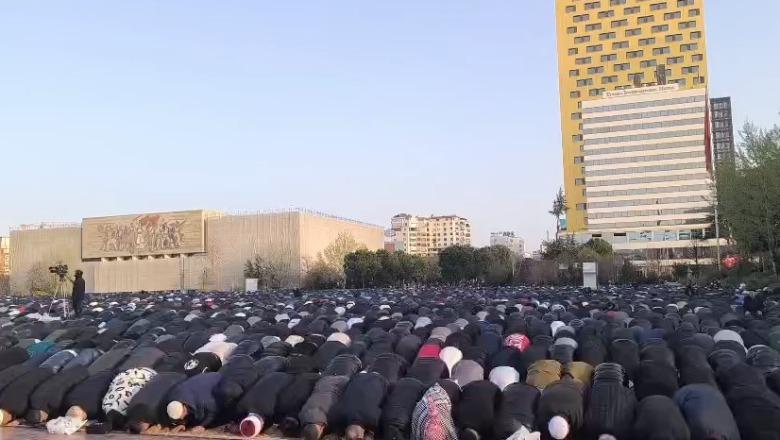 Besimtarët myslimanë falin namazin e Fitër Bajramit Besimtarët myslimanë falin namazin e Fitër Bajramit