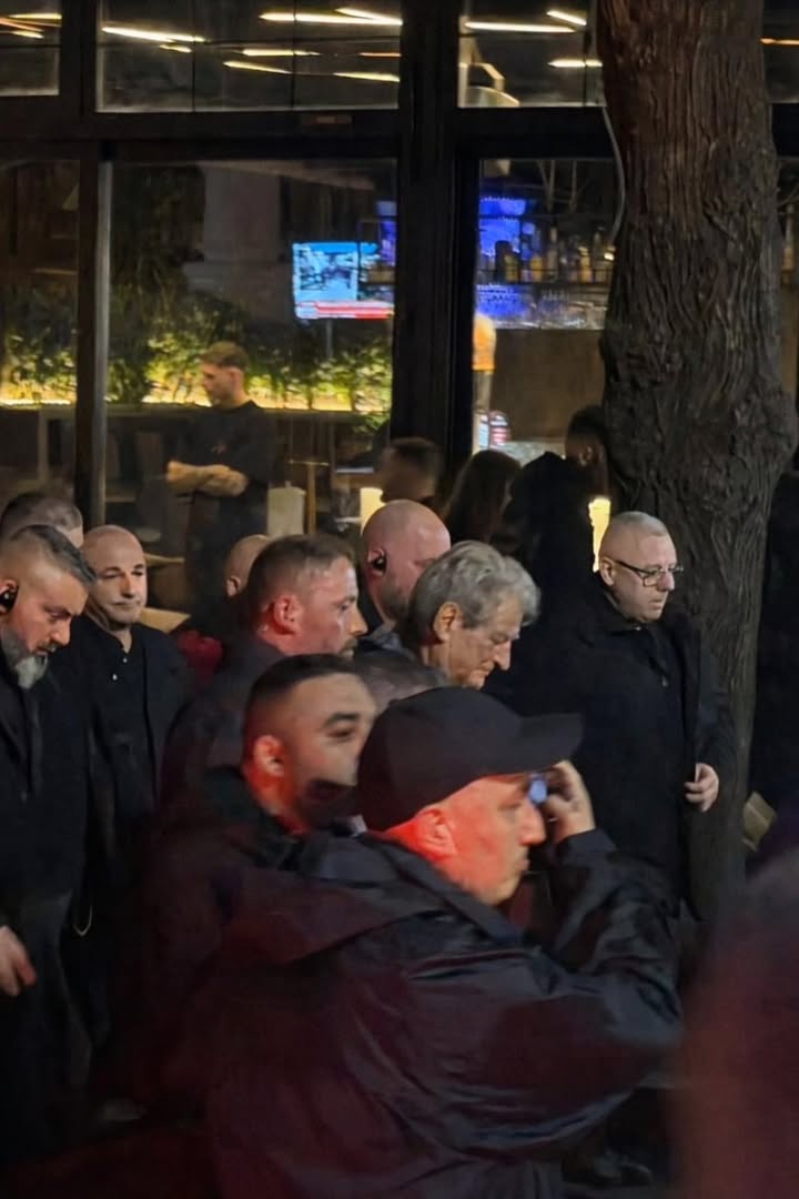 FOTOLAJM/ Berisha, si një i marrë që i shkojnë pas turmat rrugëve të Tiranës