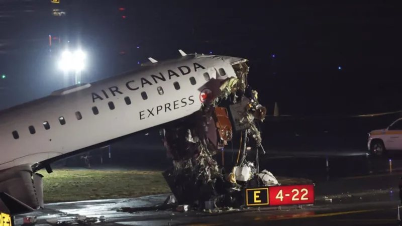 VIDEO/ Aksident në aeroportin LaGuardia të New Yorkut, avioni me pasagjerë përplaset me zjarrfikësen në pistë, ndërpriten fluturimet