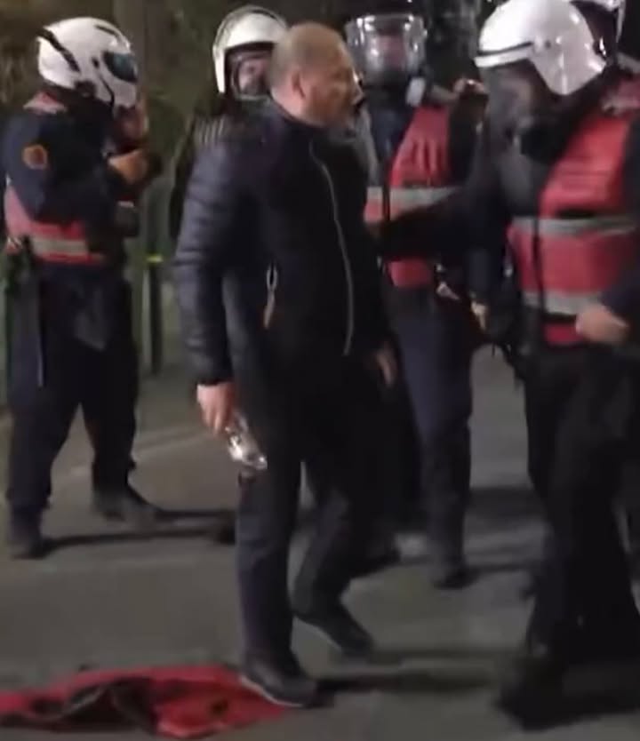 VIDEO/ Xhelal Mziu gjeste të turpshme, shkel flamurin shqiptar gjatë protestës