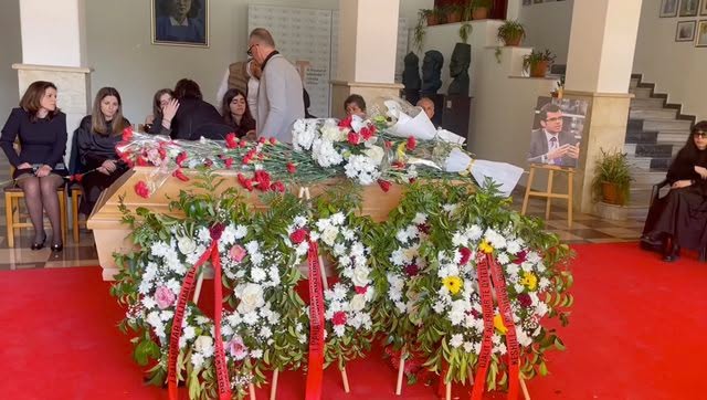 Berati nderon gazetarin Namir Lapardhaja.Mero Baze:Krijues si Namir Lapardhaja krijojnë me standardin e tyre moral dhe profesional një standard të ri për gjithë shoqërinë shqiptare Berati nderon gazetarin Namir Lapardhaja.Mero Baze:Krijues si Namir Lapardhaja krijojnë me standardin e tyre moral dhe profesional një standard të ri për gjithë shoqërinë shqiptare