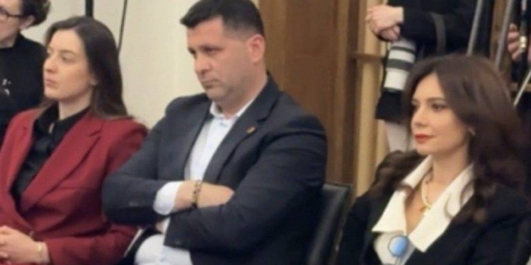 Spiropali provokon kolegët në mbledhjen e GPS! I kthehet ashpër Rama… Spiropali provokon kolegët në mbledhjen e GPS! I kthehet ashpër Rama…
