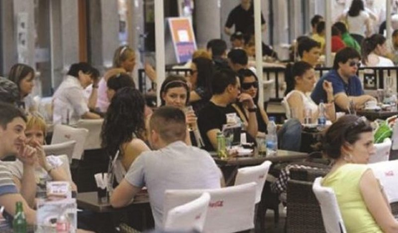 Të rinjtë nuk pinë më alkool, konsumi në bare dhe restorante në pikën më të ulët