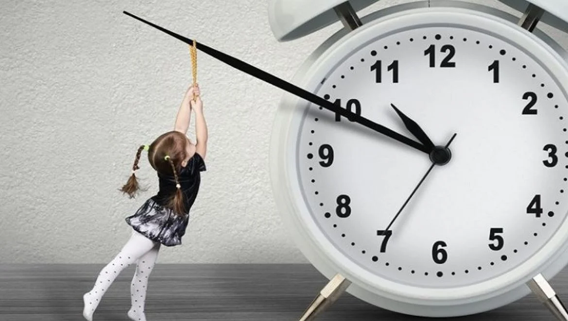 Ndryshoi ora/ Akrepat u kthyen një orë prapa, koha verore na mundëson të shfrytëzojmë më mirë dritën e diellit