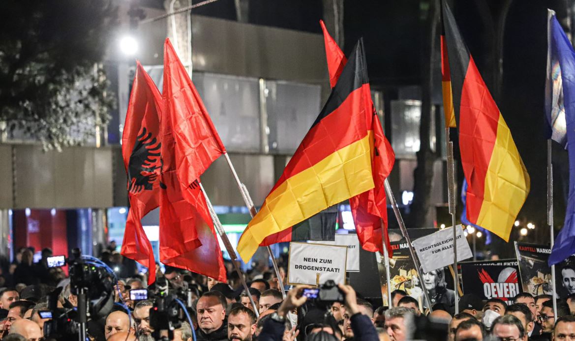 Pse “sovranisti” Berisha, i ndërron flamujt e huaj nga fryn era?