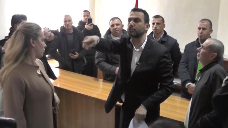 Në protestën Martaneshit “fut hundët” deputetja e PD dhe Tik “karrigia”: Tokat për panele duan t’i marrin ish-funksionarë të PS me mbështetjen e Ballukut Në protestën Martaneshit “fut hundët” deputetja e PD dhe Tik “karrigia”: Tokat për panele duan t’i marrin ish-funksionarë të PS me mbështetjen e Ballukut