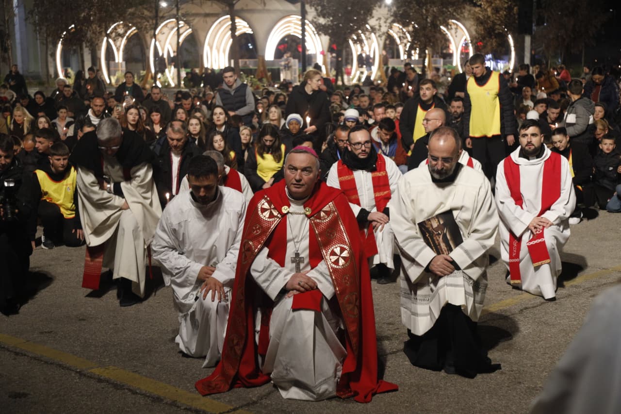 Qindra besimtarë katolikë kremtojnë “Udhën e Kryqit”! Imzot Dodaj: Shumë vëllezër e motra në mënyrë të tepruar banojnë në burgje! Drejtësia represive mbyt të ardhmen Qindra besimtarë katolikë kremtojnë “Udhën e Kryqit”! Imzot Dodaj: Shumë vëllezër e motra në mënyrë të tepruar banojnë në burgje! Drejtësia represive mbyt të ardhmen