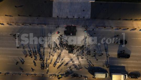 VIDEO/ Berisha pret “ngushëllimet” e radhës para kryeministrisë apo proteston si çdo të hënë! Në “vaki” i braktisur nga gjysma e ndjekësve para SPAK-ut