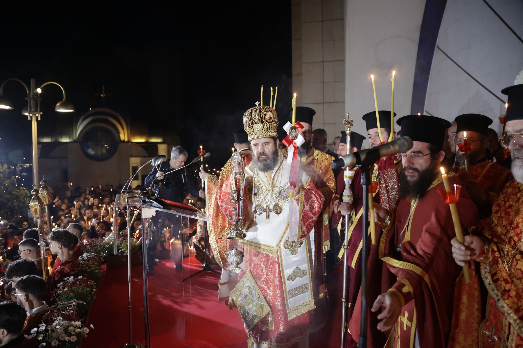 Krishti u Ngjall! Besimtarët ortodoksë në të gjithë vendin kremtojnë Pashkën, Krypeshkop Joani: Bëni paqe në zemrën tuaj, ta përhapim në botë