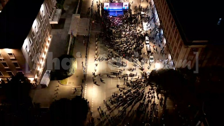PAMJET ME DRON/ “Turet” nëpër Tiranë i dështuan, një grusht militantësh gjatë fjalimit të Berishës në protestë