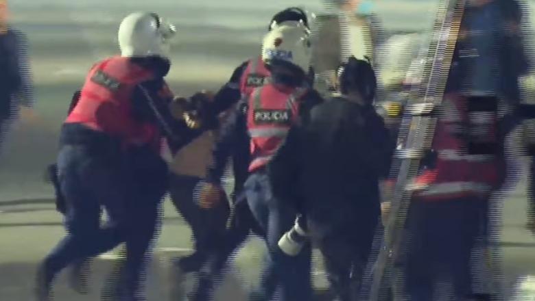 Militantët e Berishës me të njëjtin skenar, breshëri molotovësh ndaj Kryeministrisë: Ndërhyn menjëherë policia, shoqërohen militantët e parë!