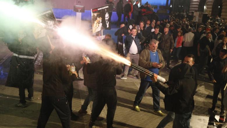 Sulmet me molotovë në protestën e PD: 5 efektiv të plagosur! Arrestohen 11 “molotovarët” e Berishës: Strategjia e Hitës frenoi dhunën