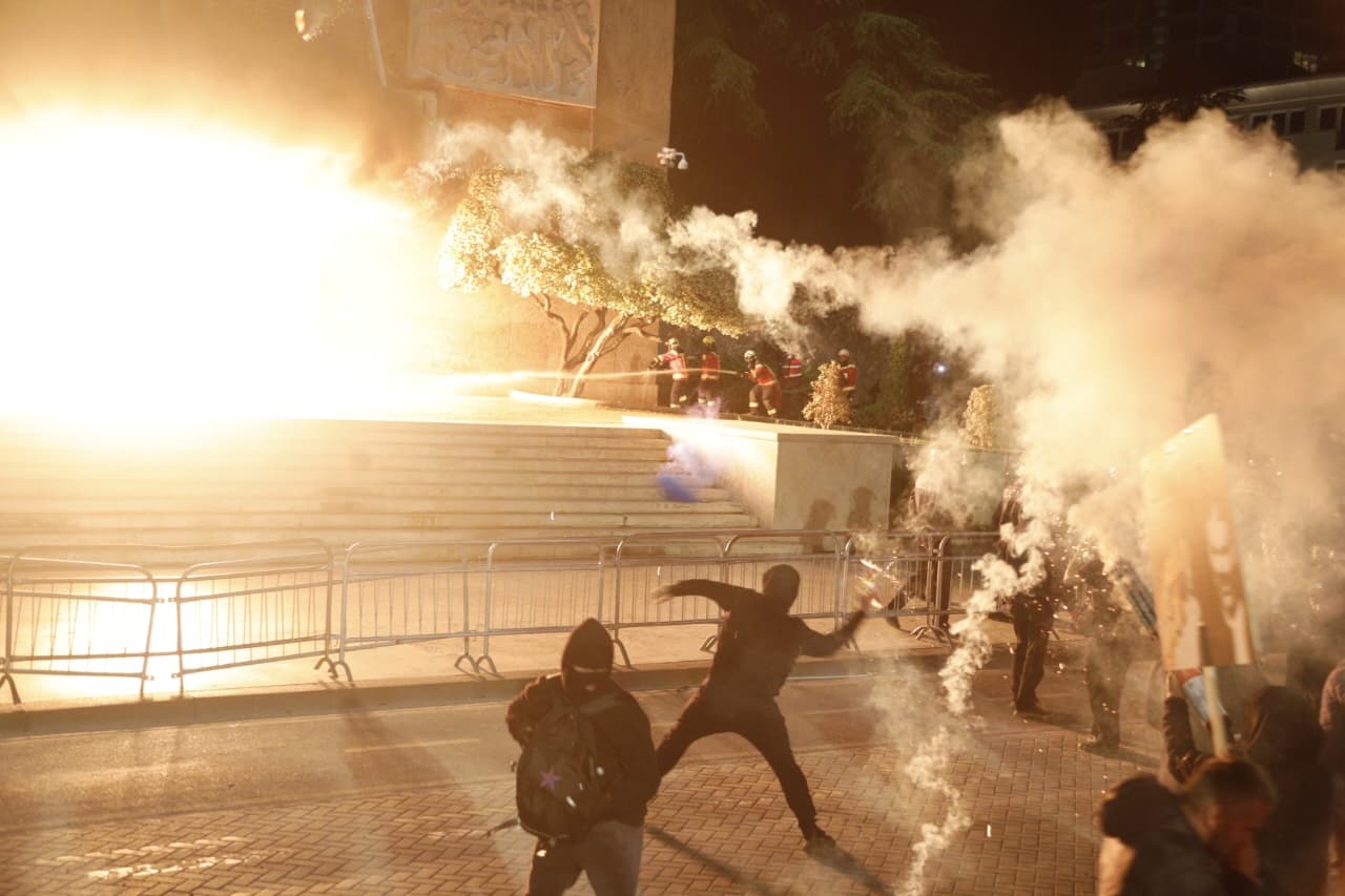 11 militantë në pranga: Nën hetim Balliu e Kalaja! 45 molotovë të sekuestruar, strategjia e re e Hitës, kapje në flagrancë! prova në duart e gjykatës për t’i kyçur në qeli