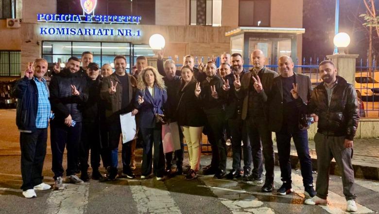 “Molotovarët” në qeli… për shumë kohë nëse ka shtet! Këlliçi bëhet qesharak: Feston në rrjetet sociale me dy gishta lart para komisariatit