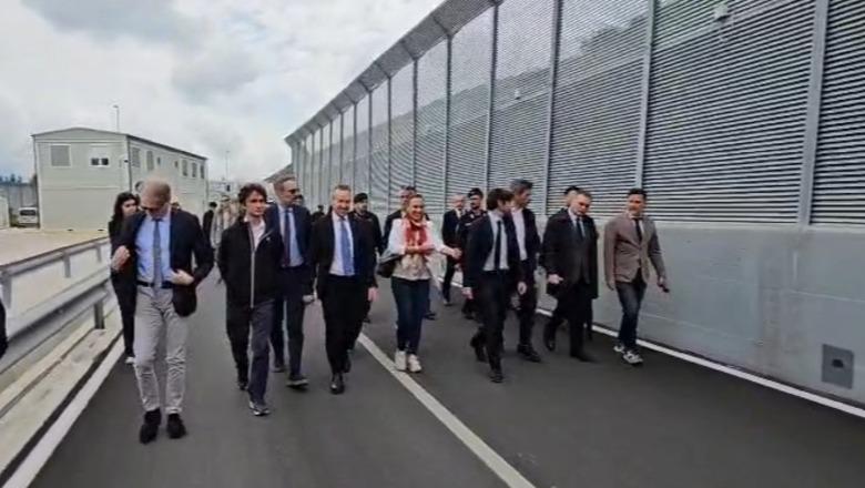 Delegacioni i partisë së Melonit në kampin e emigrantëve në Gjadër, deputetja e Fratelli d’Italia: Modeli funksionon, 527 raste të trajtuara deri më sot