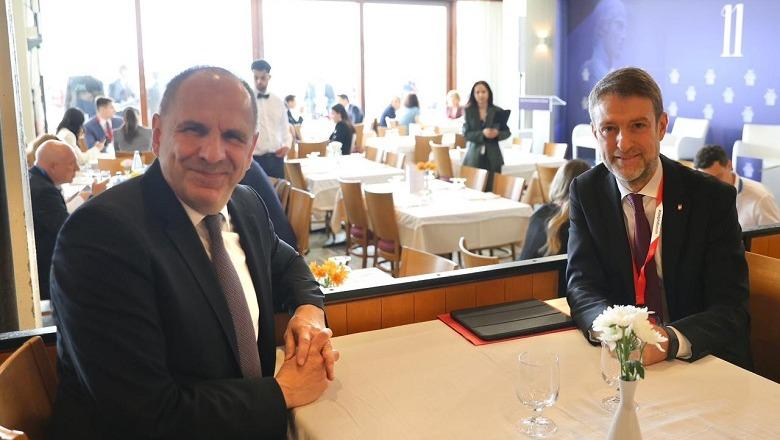 Hoxha takohet me Gerapetrititis në Forumin e Delfit: Kapitull i ri në marrëdhëniet dypalëshe, ekipe të dedikuara për të adresuar çështjet e pazgjidhura