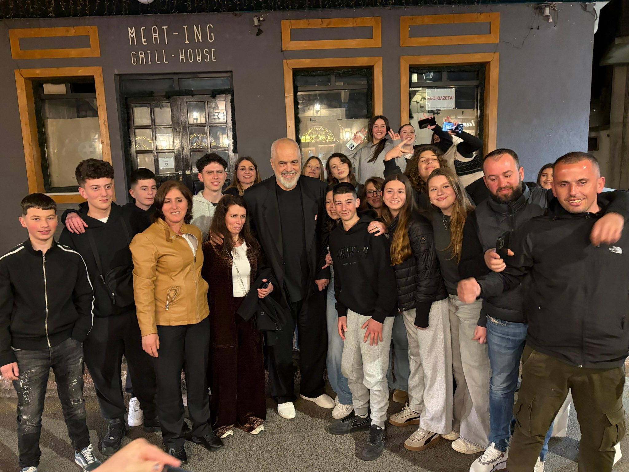 VIDEO/ “Rrethim i befasishëm”! Rama ndan videon me shqiptarët në Greqi