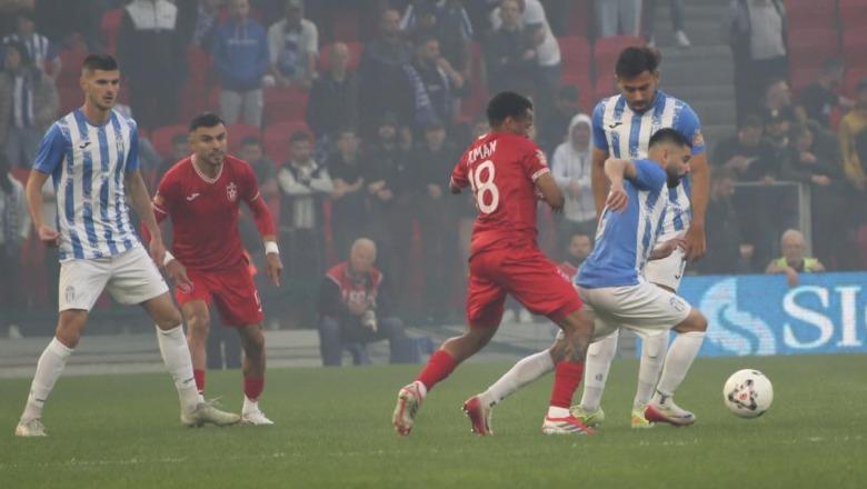 KF Tirana përmbys 2-1 Partizanin në derbin e kryeqytetit dhe rrit shanset për mbijetesën, ultrasit bardheblu përleshen me sigurinë pas golit të ‘Demave’