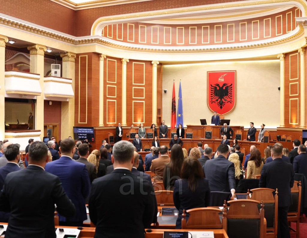 Balla kërkon në emër të PS 1 minutë heshtje në Kuvend për dëshmorët e 2 Prillit, përplasje me Nokën