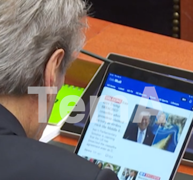 VIDEO/ I “shqetësuar” për hallet e popullit! Berisha filmohet duke bërë “scroll” lajmet e showbizz-it gjatë seancës plenare