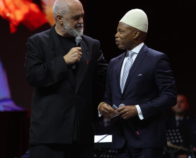 VIDEO/ Rama i dorëzon pasaportën shqiptare ish-kryebashkiakut të New York-ut: Shpejt do të mësojmë edhe gjuhën VIDEO/ Rama i dorëzon pasaportën shqiptare ish-kryebashkiakut të New York-ut: Shpejt do të mësojmë edhe gjuhën