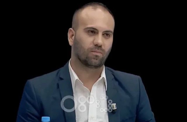 Bajraktari dhe hija e së djathtës Bajraktari dhe hija e së djathtës