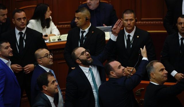 Amerika ku**ë, Amerika virgjëreshë dhe “viagra” për të gjetur një burrë për opozitën!