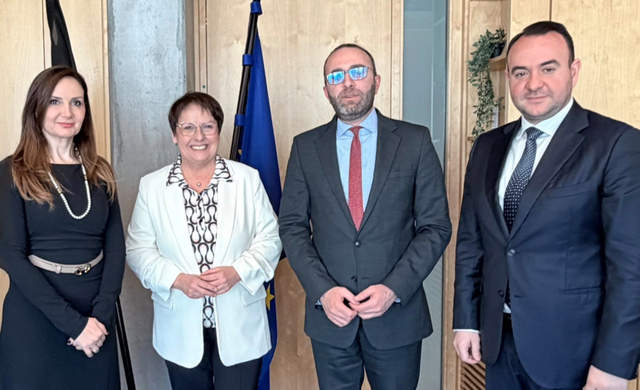 Vijnë ca të tuajt dhe nuk lënë gjë pa thënë për të dëmtuar procesin! Edi Rama zihet ngushtë para miqëve europian