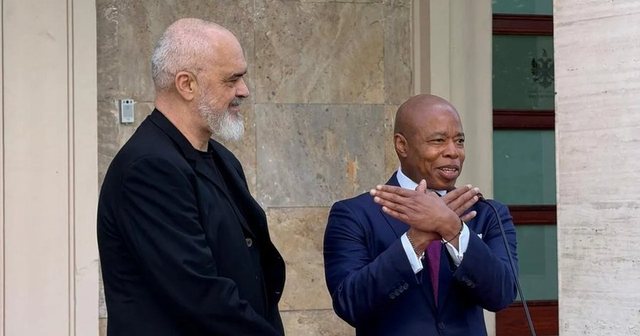 Ish-kryetari i bashkisë Nju Jork, Erik Adams pajiset me pasaportë shqiptare! Ish-kryetari i bashkisë Nju Jork, Erik Adams pajiset me pasaportë shqiptare!