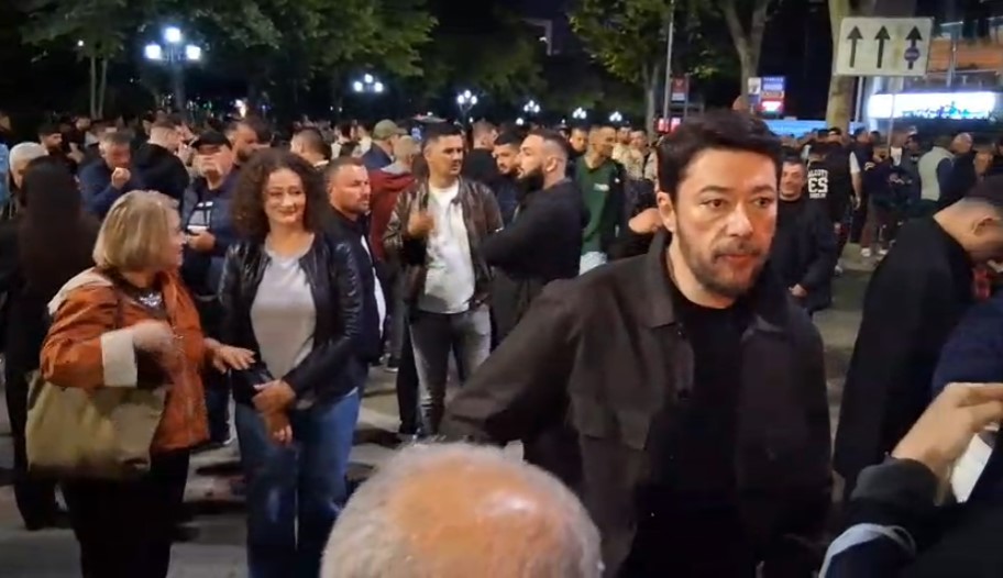 Protestuesit më të “persekutuar” pak… “non grata”! Familja Berisha proteston: Shkëlzeni, Argita dhe Jamarbër Malltezi shkojnë te Kuvendi