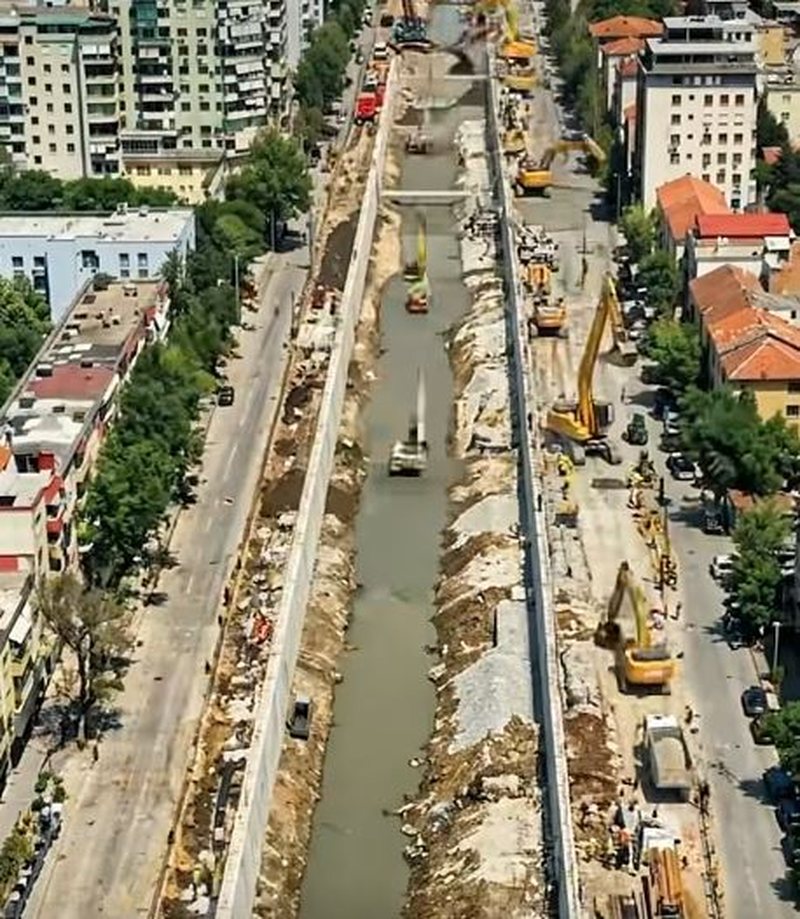 “Eh eh eh, llafet i merr lumi”, Rama publikon transformimin e Lanës ndër vite