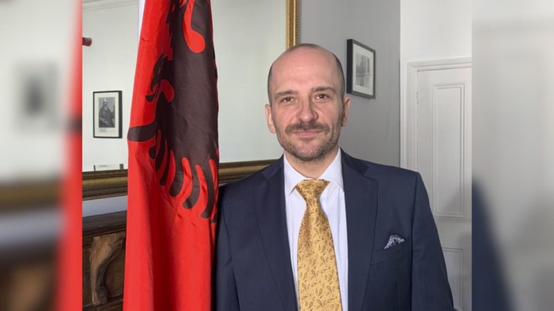 Ambasadori shqiptar në Mbretërinë e Bashkuar letër të hapur ‘The Guardian’: Shqiptarët në Angli po bëhen kurban nga mediat dhe politikanët e krahut të djathtë