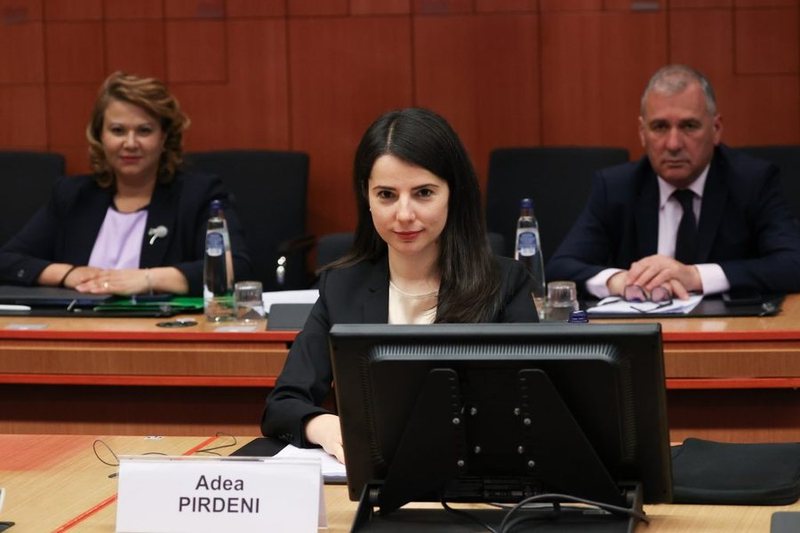 KE “zhgënjen” opozitën e SHQUP: Prezanton raportin e Shqipërisë para 27 vendeve anëtare…nuk ndalon starti i integrimit