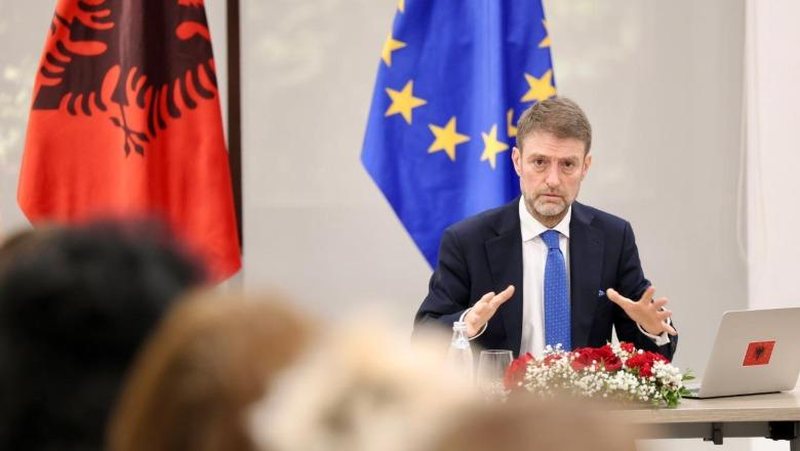 Ministri i jashtëm Hoxha reagon pas sulmit qesharak të VLEN : Politika e jashtme nuk bëhet me WhatsApp, shqiptarët në RMV janë faktor shtetformues