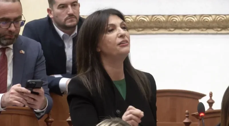 Topalli rikthen shprehjen… “kape për zhelesh” nxirre jashtë! Ironizon Peleshi: S’ma merrte mendja, mendova se i kishim dhënë “lamtumirën”!