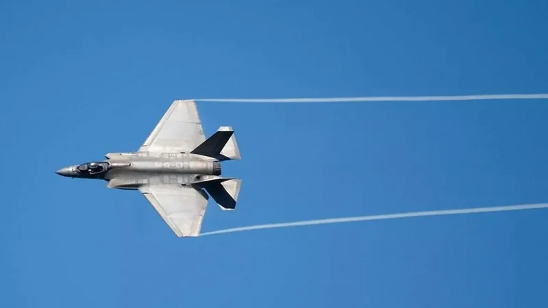 Forcat iraniane rrëzojnë avionin luftarak amerikan, mediat: Piloti dyshohet se ka vdekur Forcat iraniane rrëzojnë avionin luftarak amerikan, mediat: Piloti dyshohet se ka vdekur