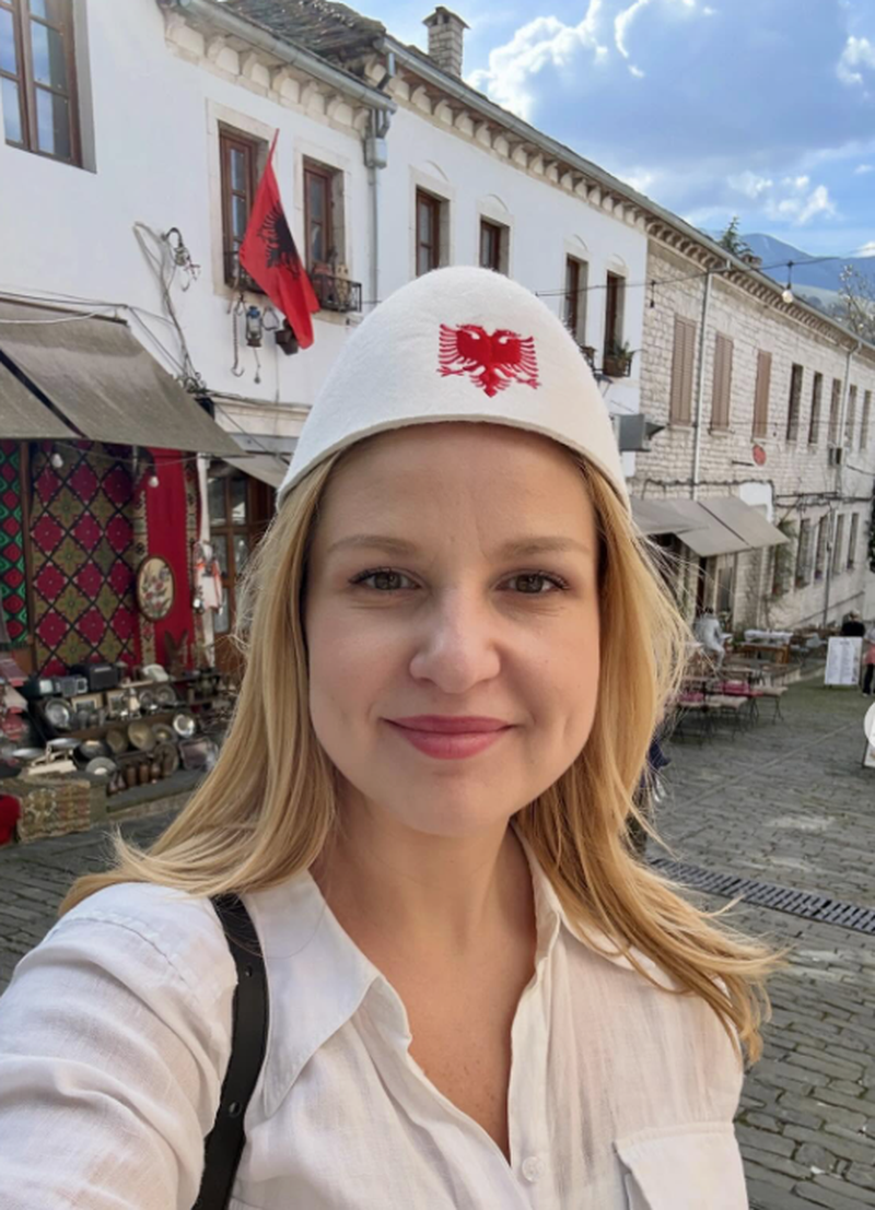 “Gëzuar Pashkët nga shtëpia e familjes Kokalari”! Eurodeputetja Arba Kokalari uron besimtarët nga shtëpia e familjes së saj në Gjirokastra