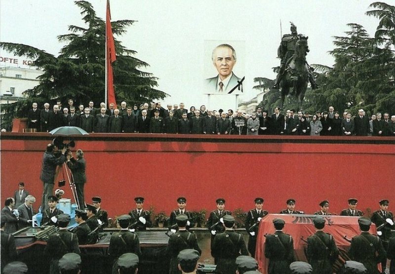 41 vite nga vdekja e diktatorit, çfarë shkruante “The Guardian” më 11 prill 1985: Përfundon epoka ‘Hoxha’ në Shqipëri 41 vite nga vdekja e diktatorit, çfarë shkruante “The Guardian” më 11 prill 1985: Përfundon epoka ‘Hoxha’ në Shqipëri