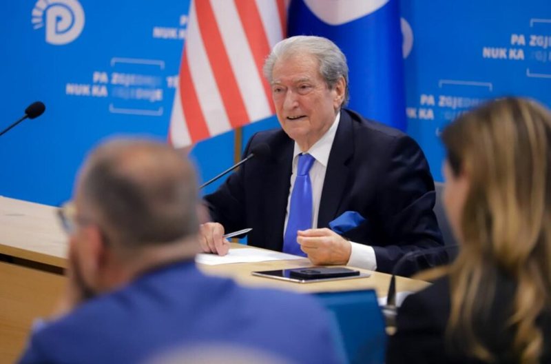 Pas artikullit të TemA-s se ndiqej nga vetëm 64 vetë, Berisha paralajmëron demokratët: Do t’u kontrollojmë rrjetet sociale, përndryshe… Pas artikullit të TemA-s se ndiqej nga vetëm 64 vetë, Berisha paralajmëron demokratët: Do t’u kontrollojmë rrjetet sociale, përndryshe…