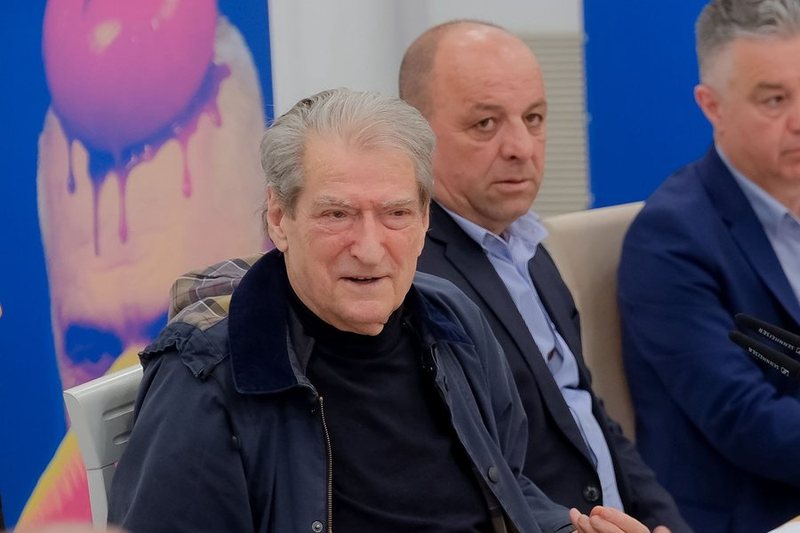 VIDEO/ Paradë psiqike në takimin e Berishës në Berat: Po erdhe në qeveri, do na zgjatet jeta