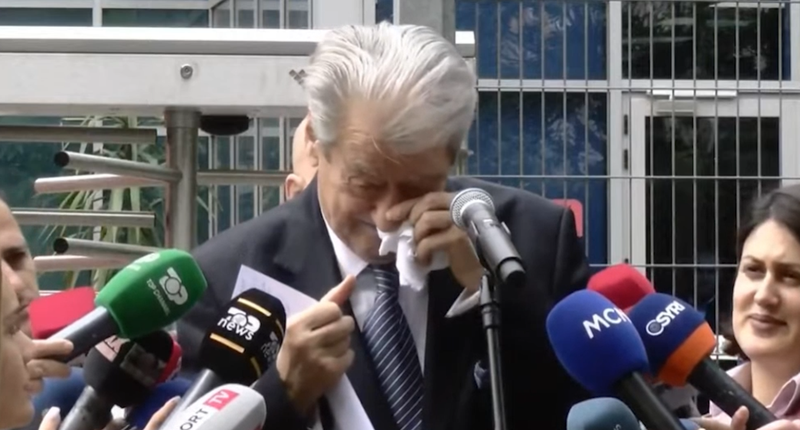 VIDEO/ Kur detyrohesh të telendisesh në pleqëri! Berisha pas daljes nga SPAK: Aty brenda gjeta Dumanin me Irenën që hidhnin valle…!