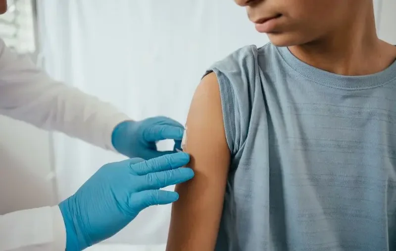 Jo vetëm për vajzat, vaksina HPV përgjysmon rrezikun e kancerit edhe tek meshkujt